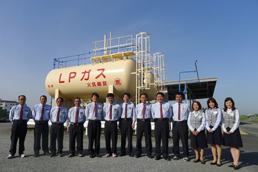 熊本市で逆浸透膜式アルカリ還元浄水器「ガイトール」を扱っている二神石油ガス全社員の集合写真